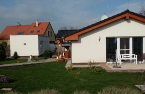 Modulová dřevostavba Easy 40 jako letní kuchyň k rodinnému domu