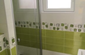 Dřevostavba Easy 48 v Podbrdech ve středních Čechách - koupelna s WC
