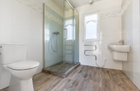 Dřevostavba jako rodinný dům Easy 92 s garáží - koupelna s WC