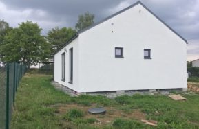 Dřevostavba Easy 78 s přístřeškem - exteriér