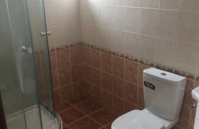 Dřevostavba Easy 78 s přístřeškem - koupelna s WC