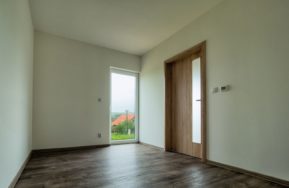 Dřevostavba EASY 48 s terasou a pergolou ve Všenicích - pokoj