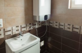 Dřevostavba EASY 48 s terasou a pergolou ve Všenicích - koupelna