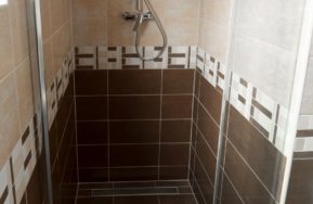 Dřevostavba EASY 48 s terasou a pergolou ve Všenicích - koupelna