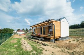 Dřevostavba EASY 48 s terasou a pergolou ve Všenicích s terasou