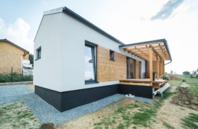 Dřevostavba EASY 48 s terasou a pergolou ve Všenicích exteriér