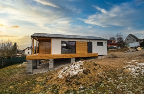 Rodinný dům Easy 40 ve svahu v Záluží u Plzně s velkou terasou
