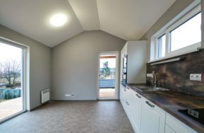 Rodinný dům Easy 40 ve svahu v Záluží u Plzně - kuchyňský kout s obývákem