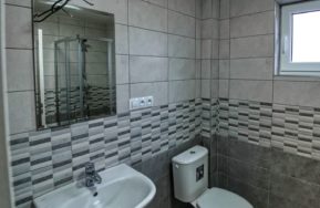 Rodinný dům Easy 40 ve svahu v Záluží u Plzně - koupelna s WC