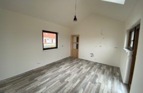 Rodinný dům Easy 48 v Chodové Plané pokoj s vysokým stropem