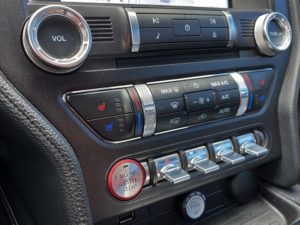 ovládací tlačítka Ford Mustang