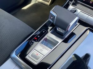 AUDI Q8 50 TDI 210 kW interiér vozidla - automatická řadící páka