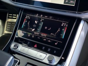 AUDI Q8 50 TDI 210 kW interiér vozidla - palubní počítač