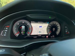 AUDI Q8 50 TDI 210 kW interiér vozidla - přístrojová deska