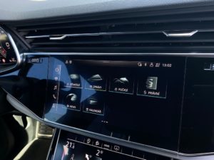 AUDI Q8 50 TDI 210 kW přístrojová deska