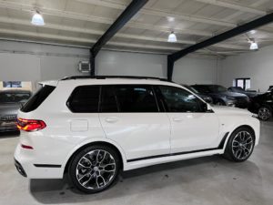 bmw x7 strana vozu - bílá barva