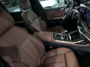 bmw x7 hnědý kožený interiér
