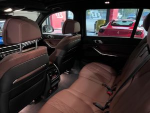 bmw x7 interiér - hnědý kožený interiér