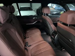 bmw x7 interiér - hnědé kožené sedačky
