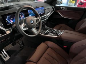 bmw x7 interiér vozidla