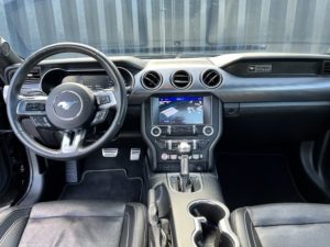 Ford Mustang interiér vozidla