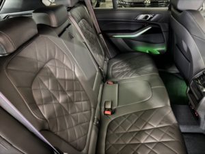 BMW X5 2024, interiér - kožený