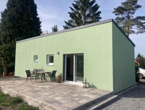 Menší dřevostavba Easy 46 poblíž města Plzně