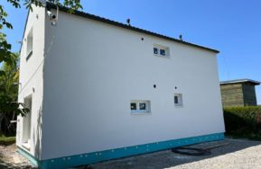 Patrová dřevostavba Easy 54 u přehrady Lipno - exteriér