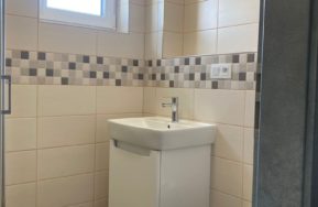 Patrová dřevostavba Easy 54 u přehrady Lipno - koupelna s WC