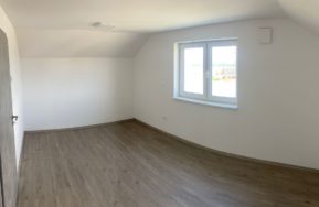 Patrová dřevostavba Easy 54 u přehrady Lipno - pokoj