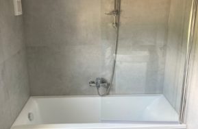 Patrová dřevostavba Easy 54 u přehrady Lipno - koupelna