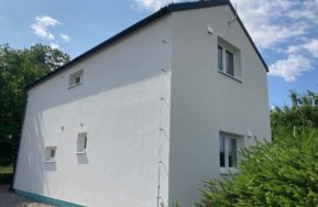Patrová dřevostavba Easy 54 u přehrady Lipno
