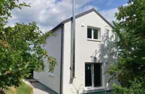 Patrová dřevostavba Easy 54 u přehrady Lipno