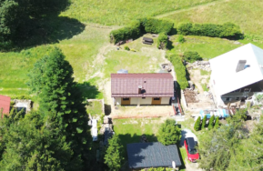 realizace dřevostavby na Šumavě v nedostupném terénu